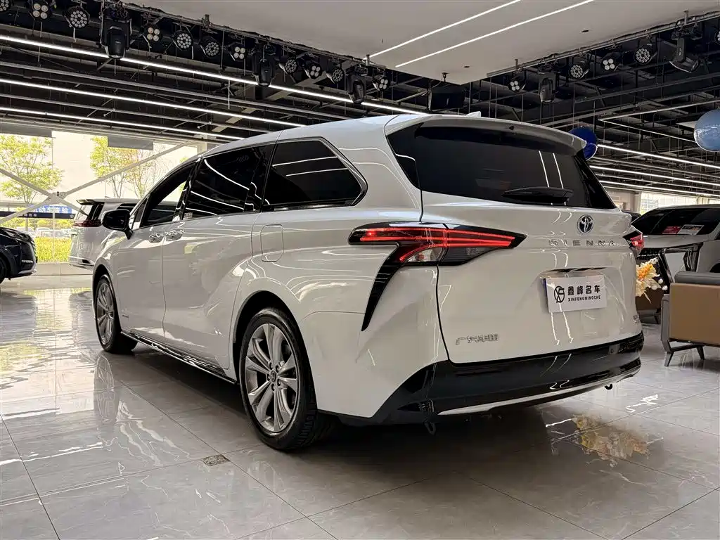 Toyota Sienna 2023 2.5L Hybrid Premium Edition фото 23