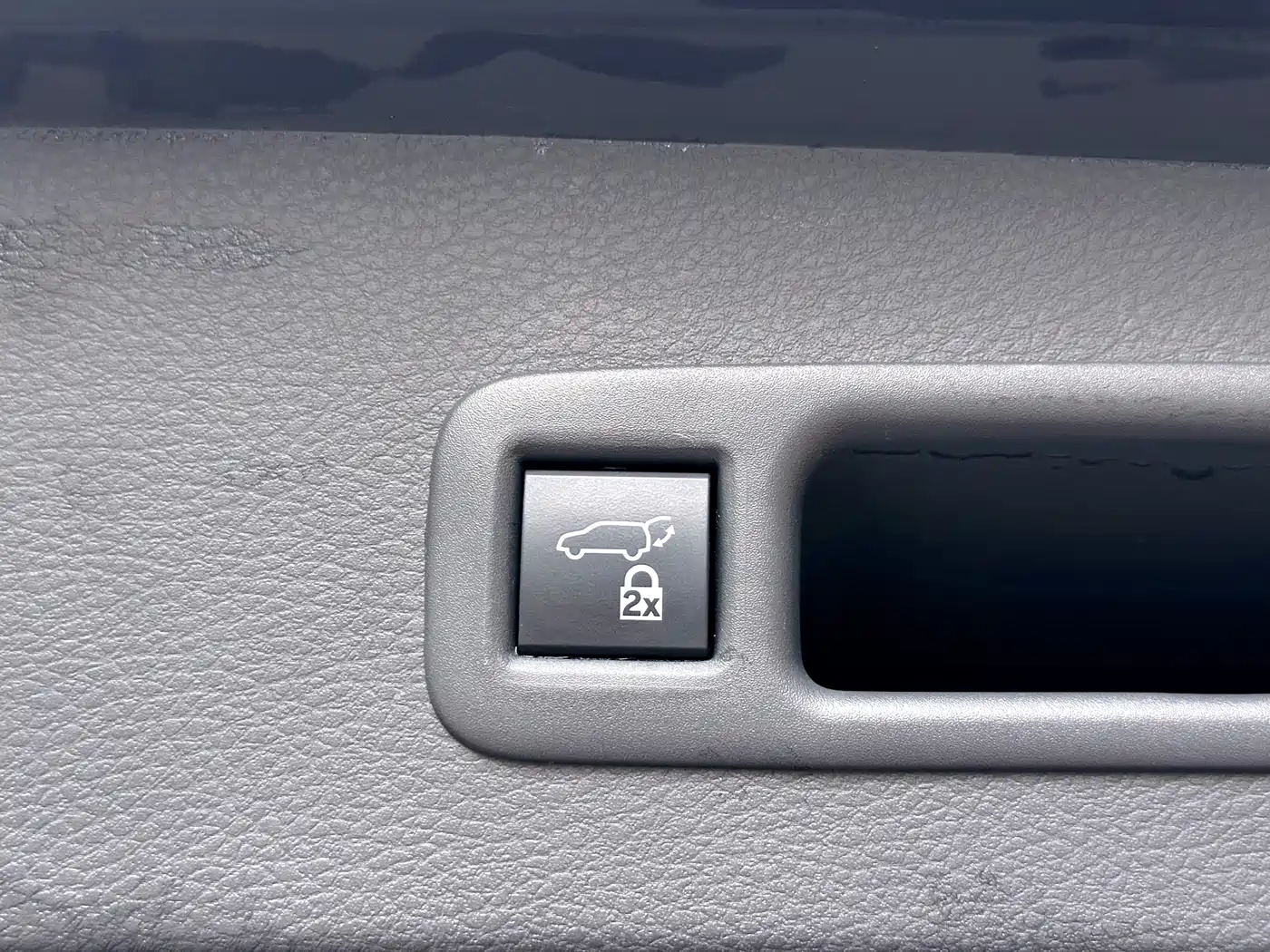 Toyota Granvia 2022 Model Year 2.5L Hybrid Flagship Edition фото 37