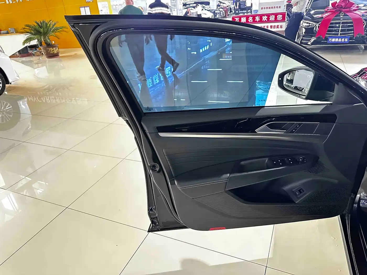 Volkswagen Passat 2025 Outstanding 330TSI Starlight Elite Edition фото 5