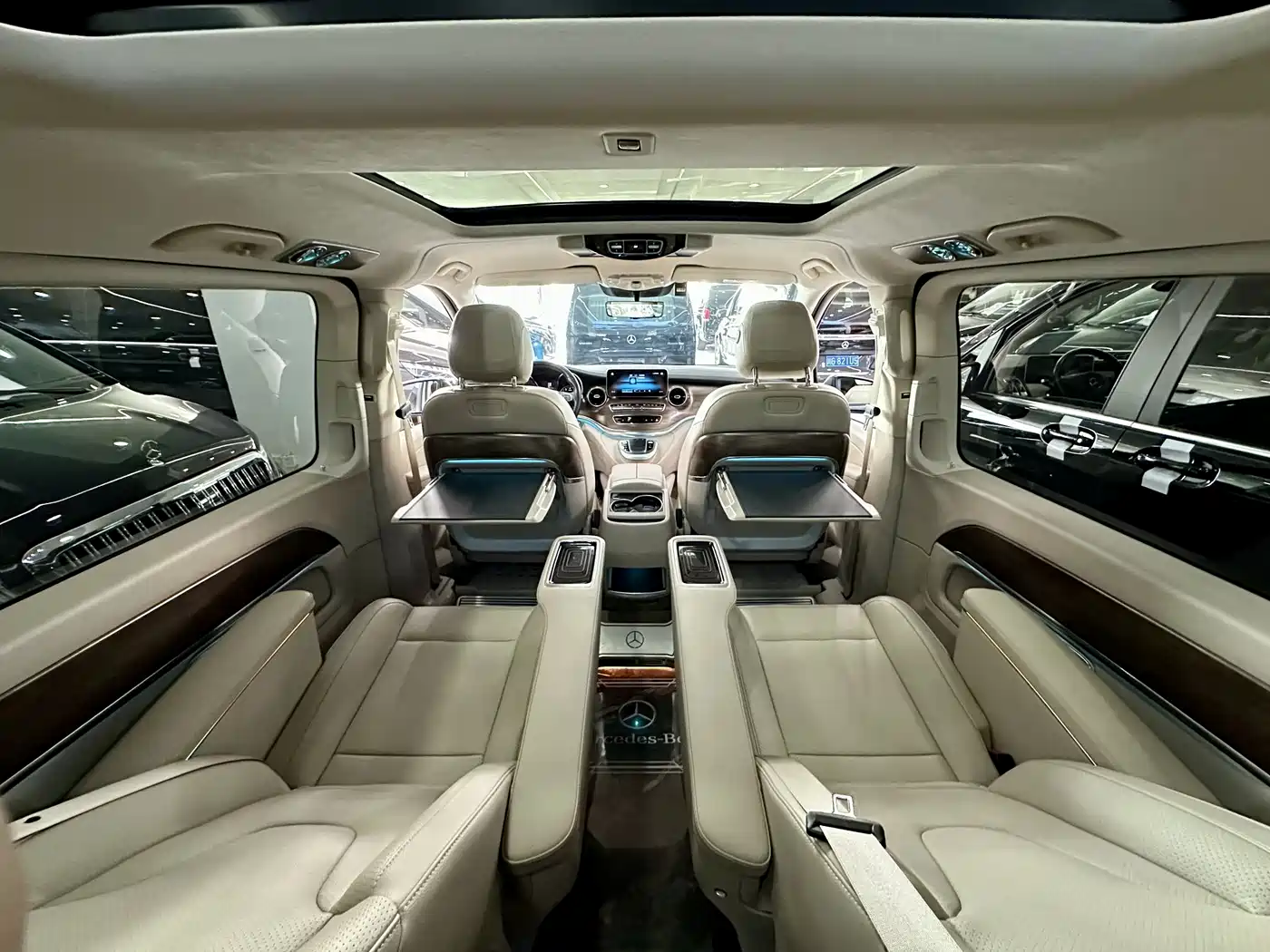 Mercedes-Benz V-Class 2022 V 260 L Long Wheelbase Luxury Edition фото 12
