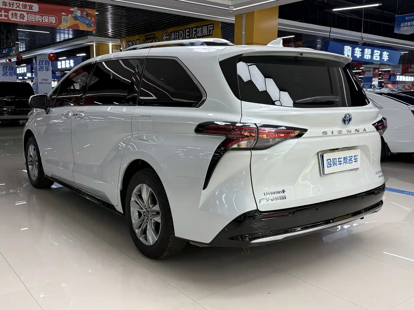 Toyota Sienna 2021 2.5L Hybrid Platinum Edition фото 4