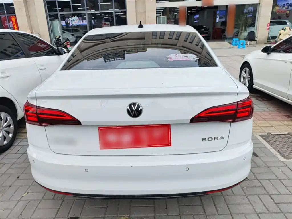 VOLKSWAGEN BORA