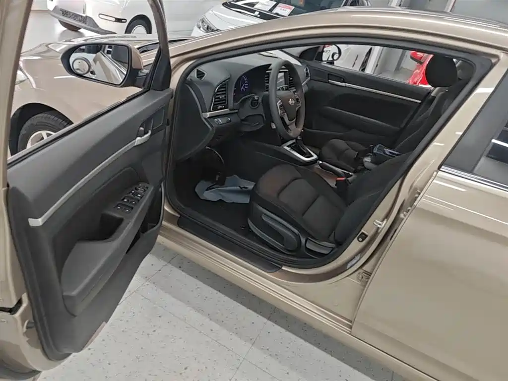 Hyundai Elantra 2016 Model 1.6L Automatic Smart Elite фото 19