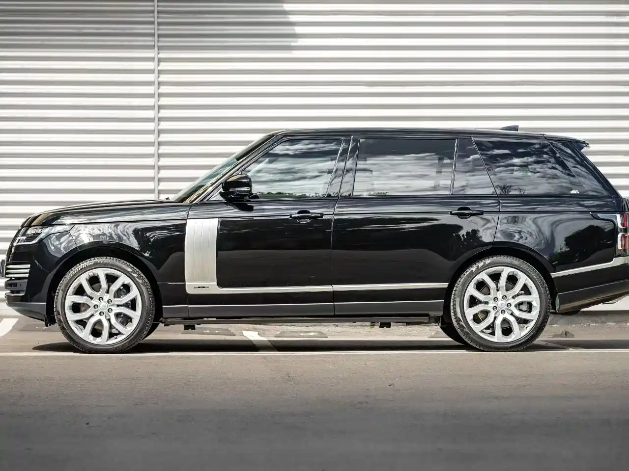 Land Rover Range Rover 2022 3.0 L6 400PS Heritage Extended Classic Edition фото 3