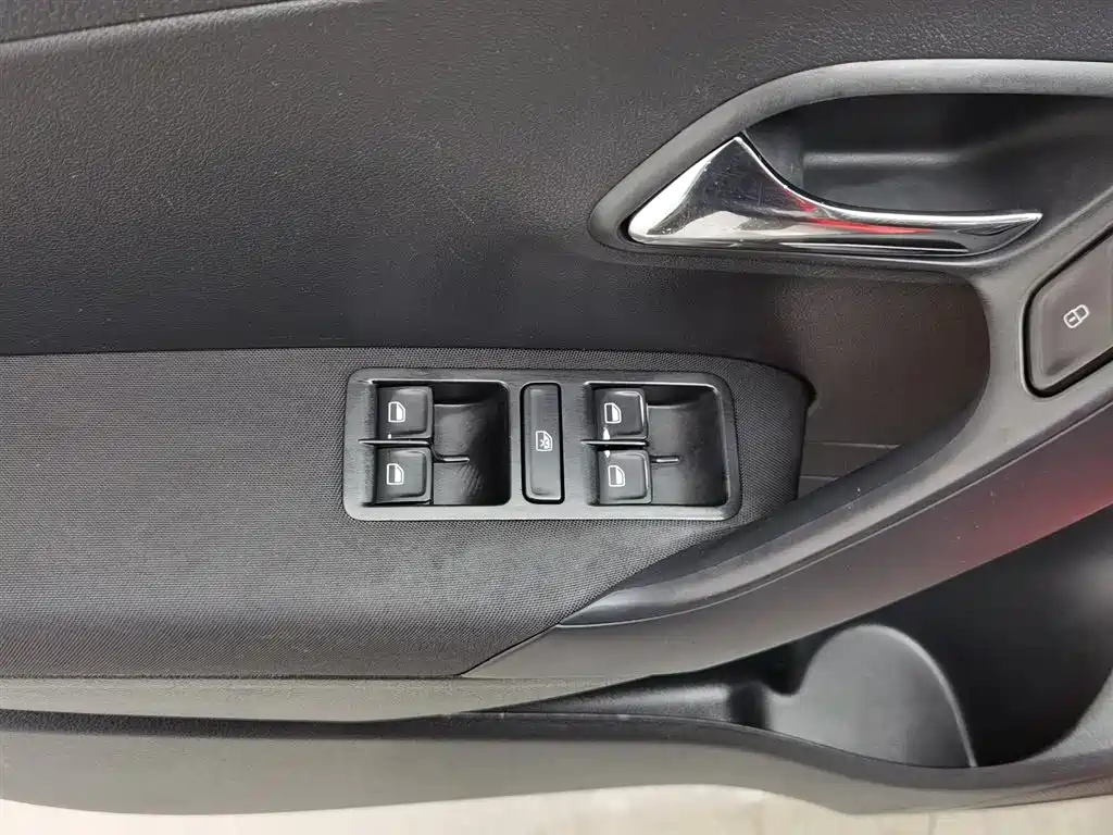 Volkswagen Polo 2014 1.4L Manual Trend Edition фото 9