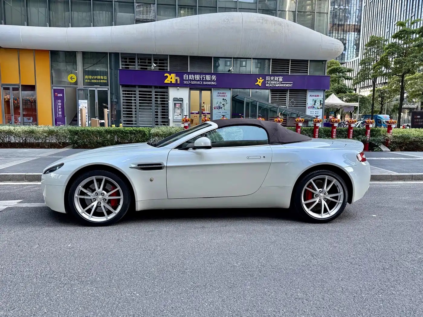 Aston Martin V8 Vantage 2012 4.7L S Roadster фото 2