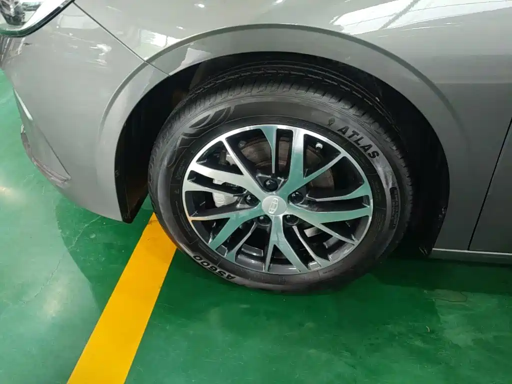 Фото 23 - Geely Emgrand