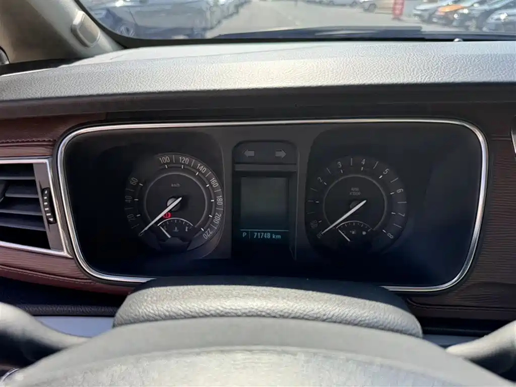 Buick GL8 2018 28T Premium Model China VI фото 4