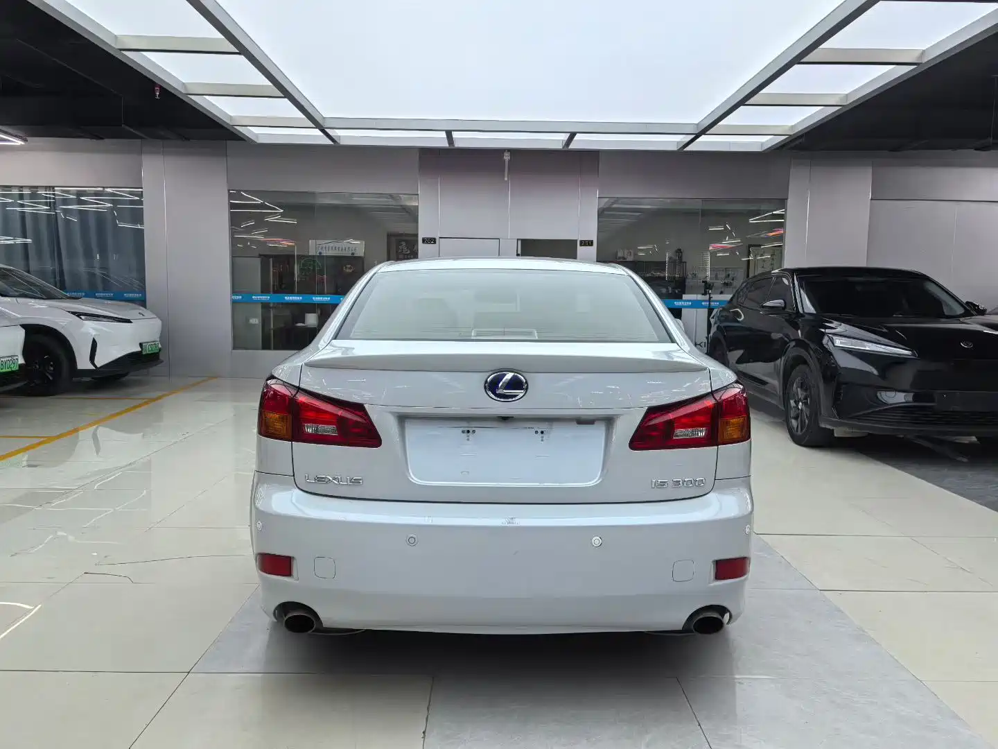 Photo 3 - Lexus IS