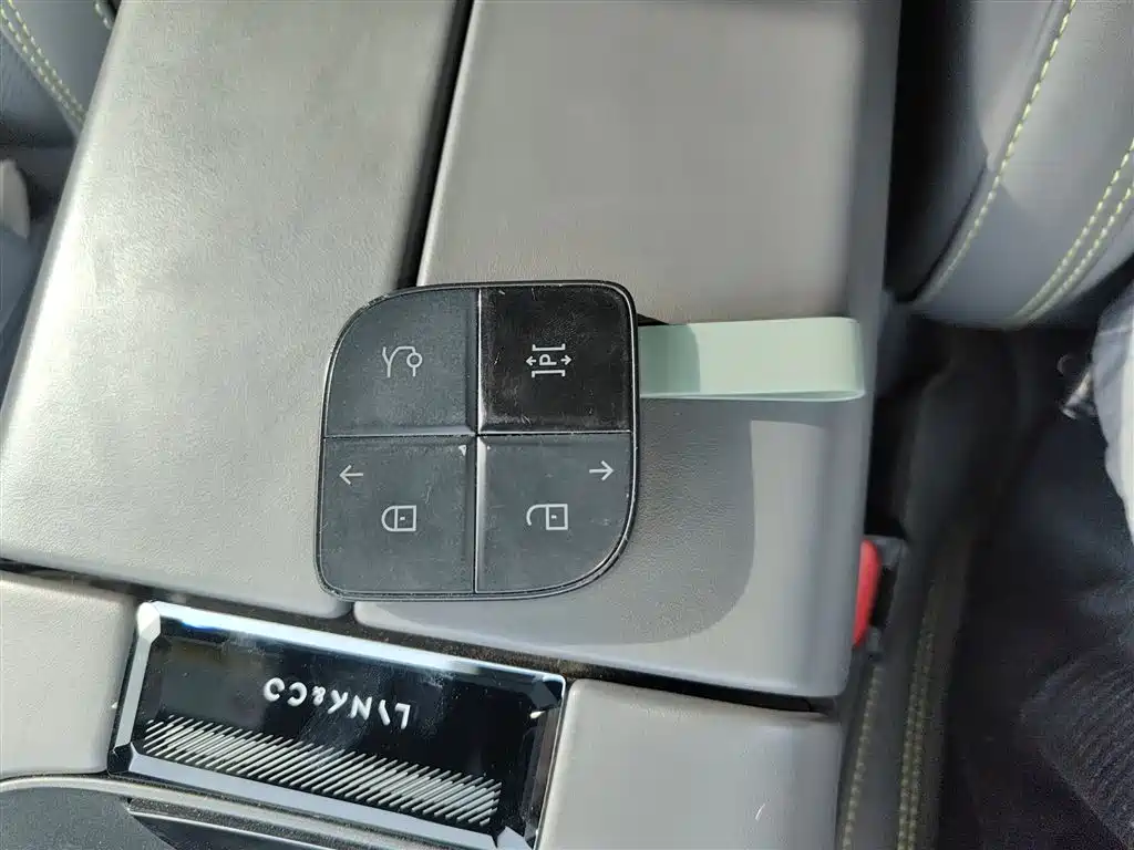Lynk & Co 08 EM-P 2023 220km 4WD Performance Halo фото 15
