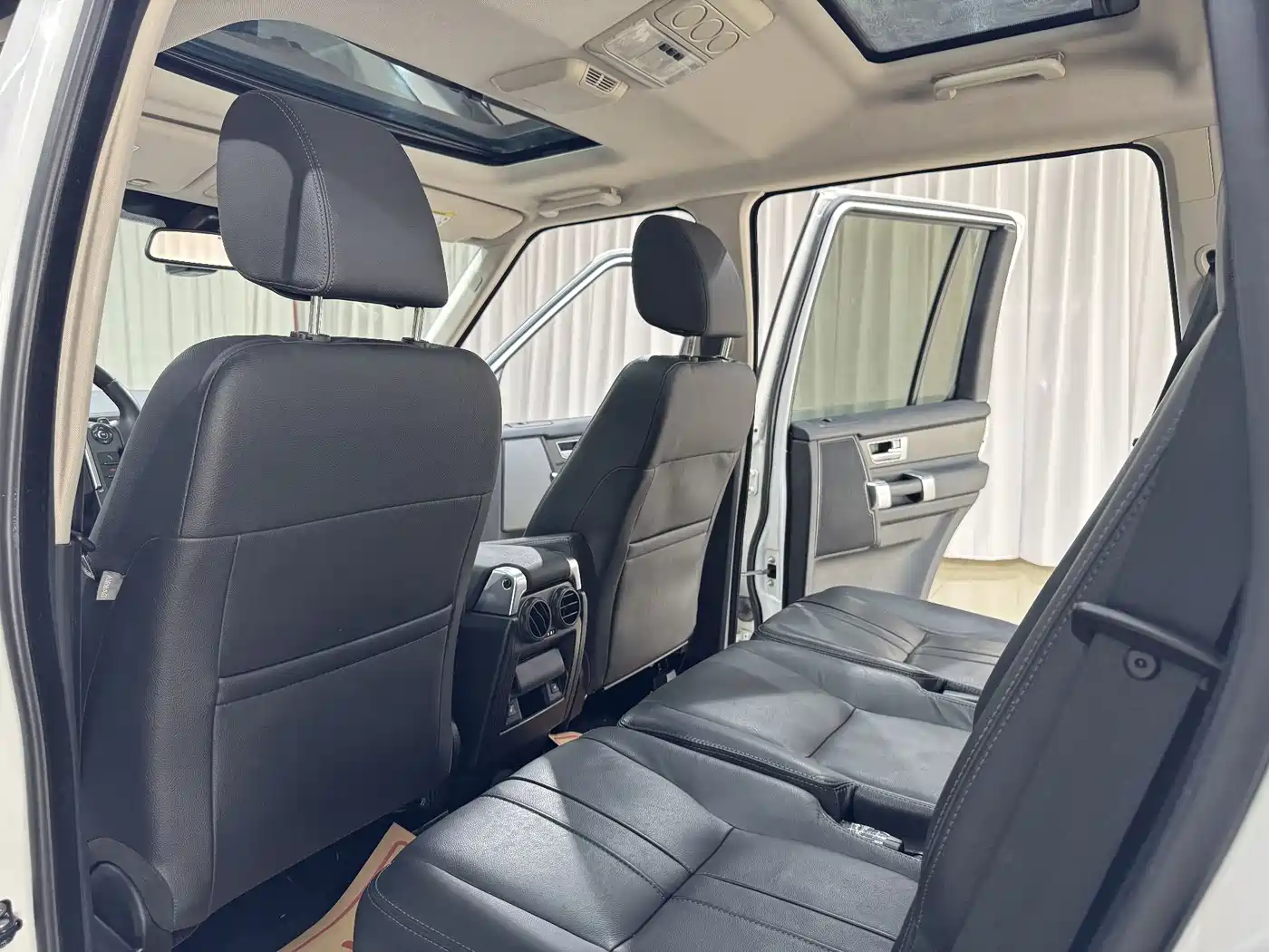 Land Rover Discovery 2015 3.0 SC V6 SE фото 10