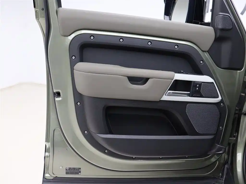 Land Rover Defender 2021 110 P400 SE фото 5