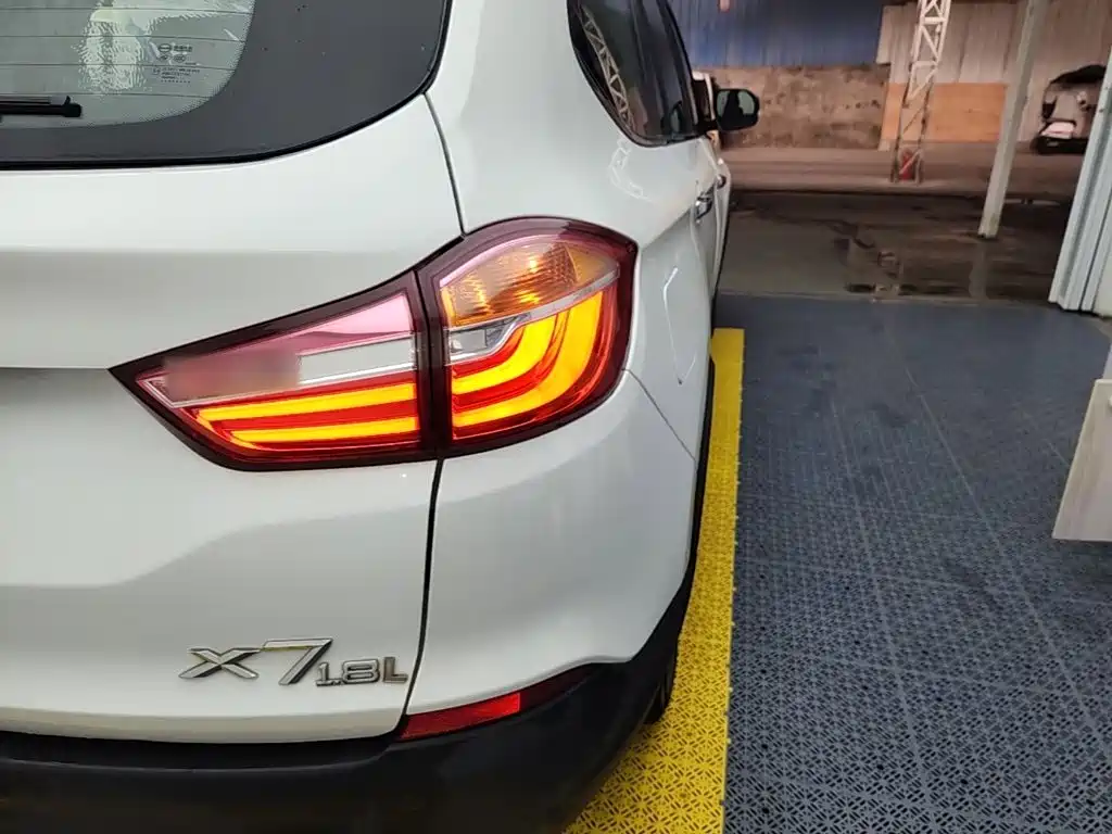 SWM Motor SWM X7 2019 2018 1.8L Manual Comfort 7-Seater