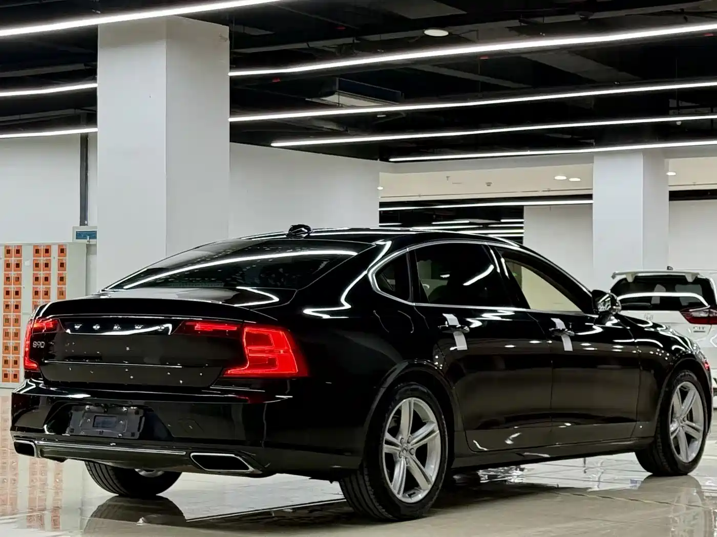 Фото 4 - Volvo S90