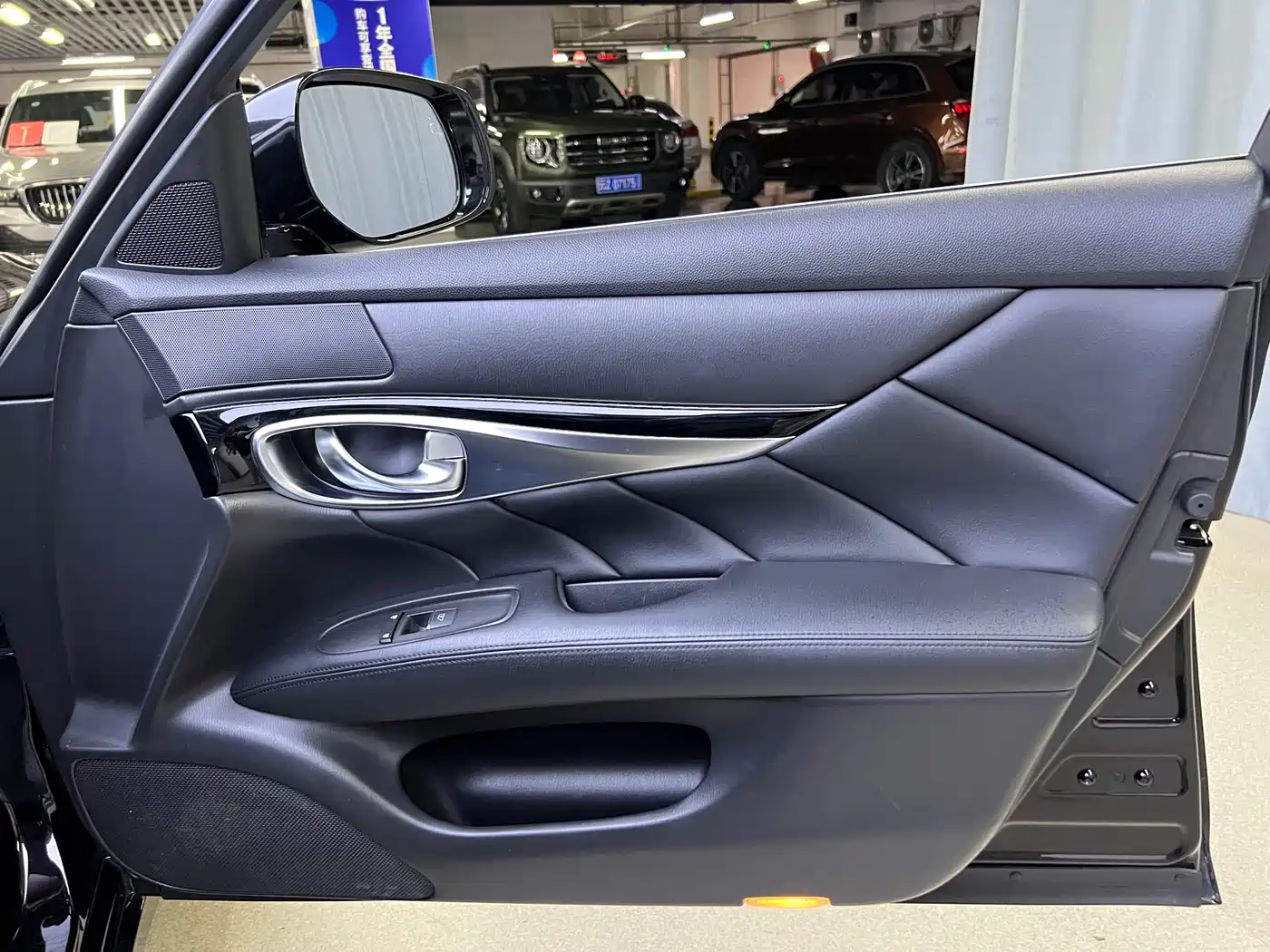 Photo 13 - Infiniti Q70
