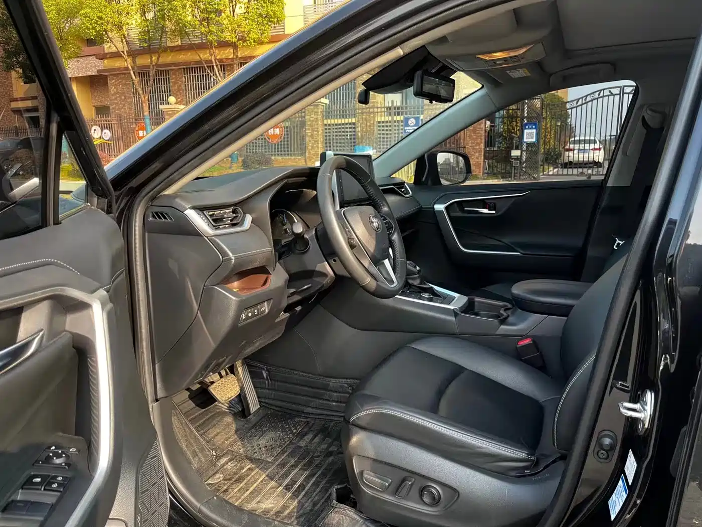 Toyota RAV4 Rongfang 2021 Hybrid 2.5L E-CVT AWD Elite PLUS Edition фото 6