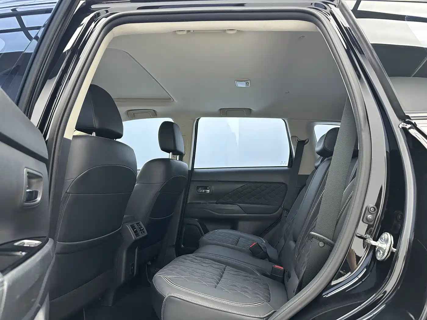 Mitsubishi Outlander 2021 Facelift 2.0L 2WD Premium Edition 5-Seater фото 6