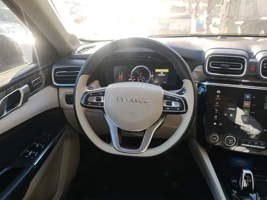 Lynk & Co 02 2018 1.5T DCT 2WD Power Pro Edition China V фото 7
