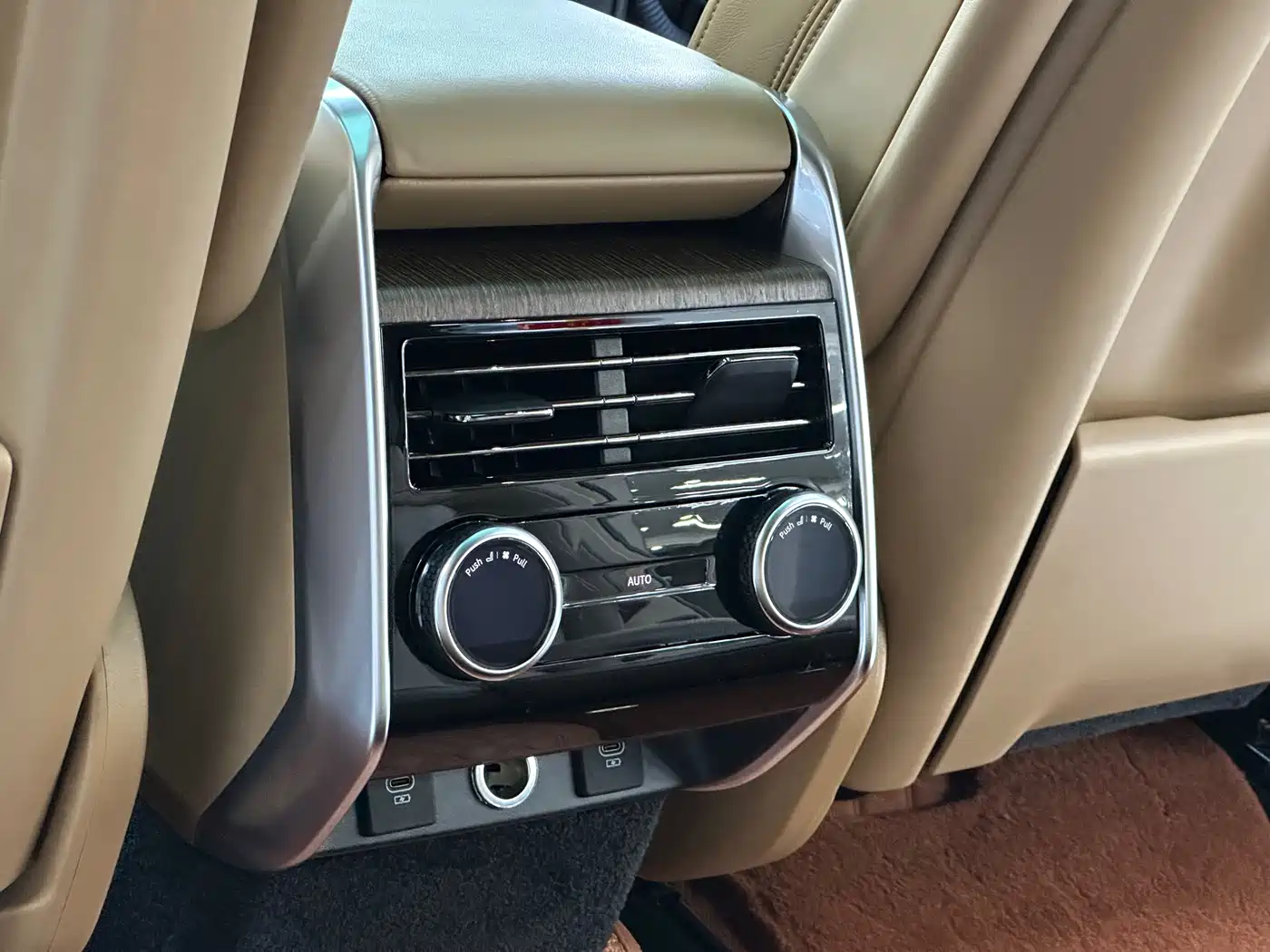 Land Rover Range Rover 2023 3.0 L6 400PS Golden Age 7-Seater Long Wheelbase фото 15