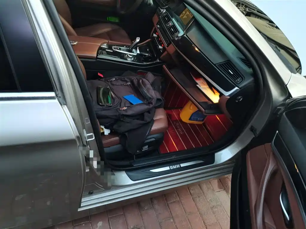 BMW 5 Series (Import) 2014 520i Classic фото 20