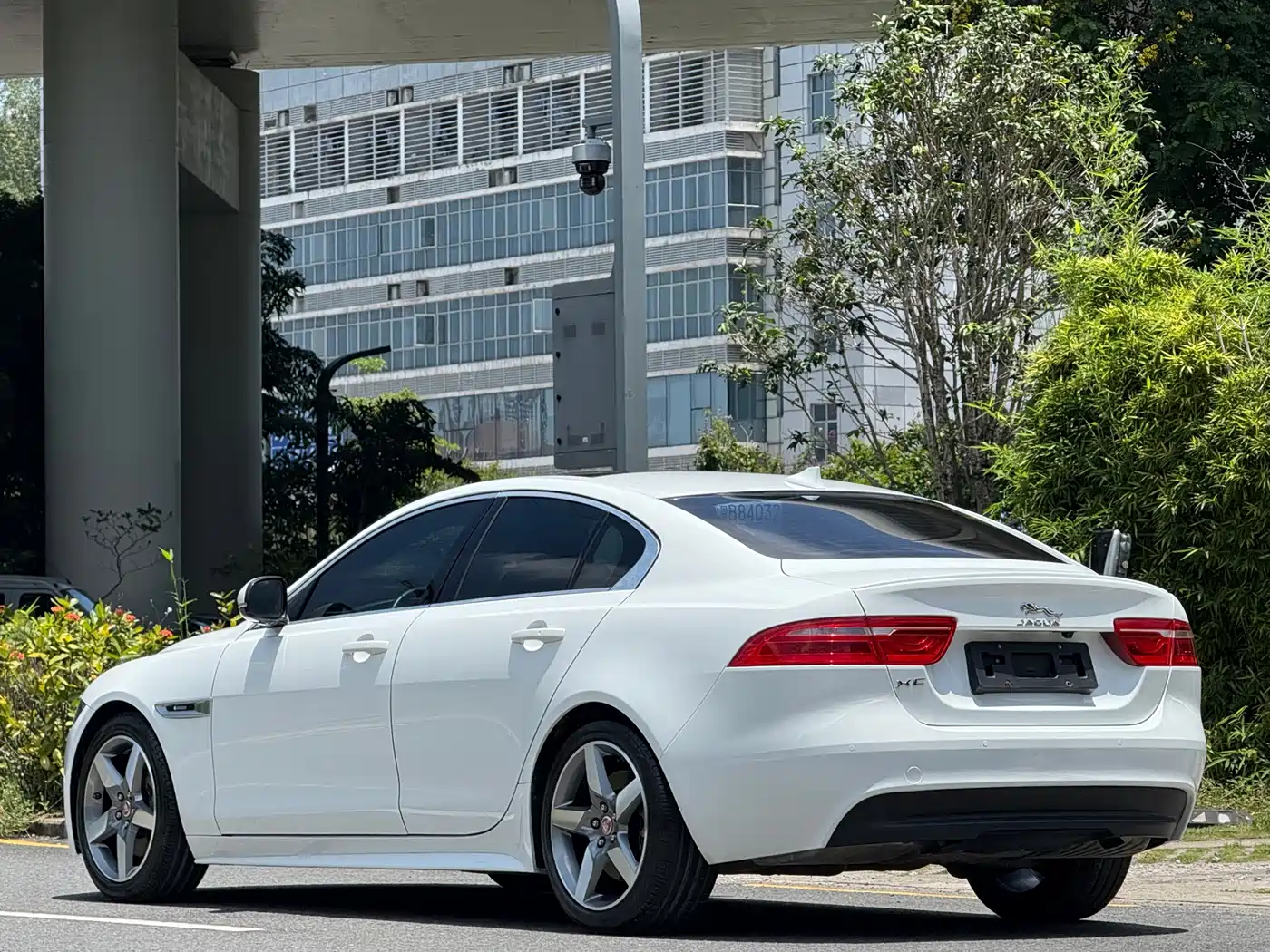 Jaguar XE 2015 2.0T 200PS R-Sport фото 5
