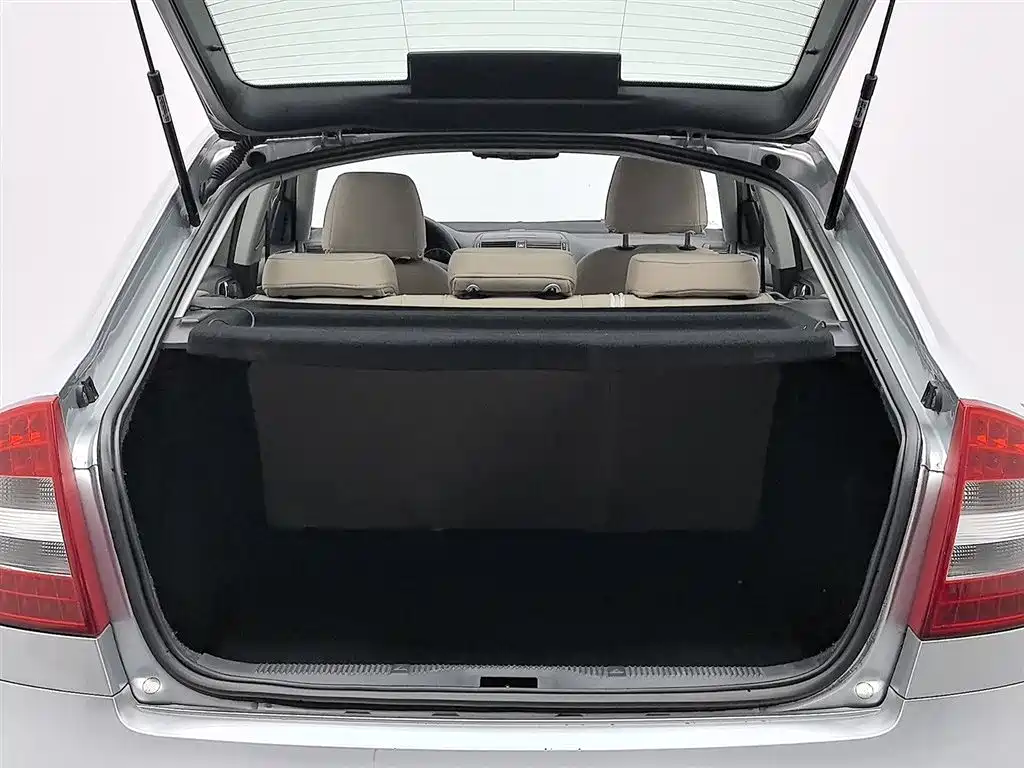 Škoda Octavia 2012 1.6L Manual Yijie Edition фото 16
