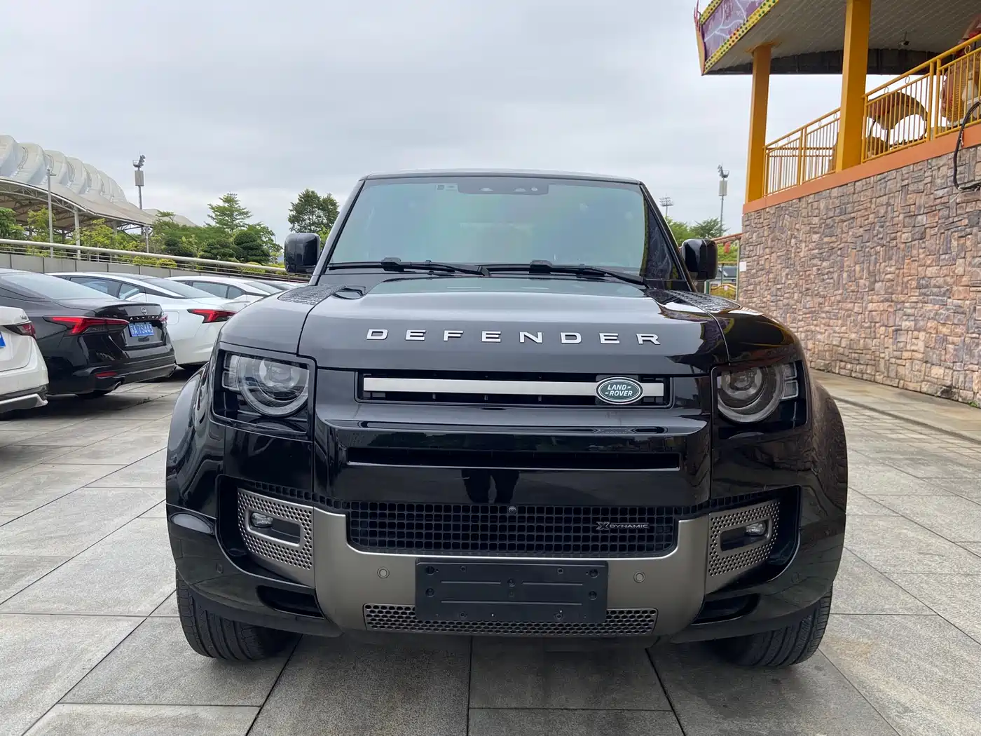 Land Rover Defender 2023 Model 90 2.0T P300 X-DYNAMIC HSE фото 2