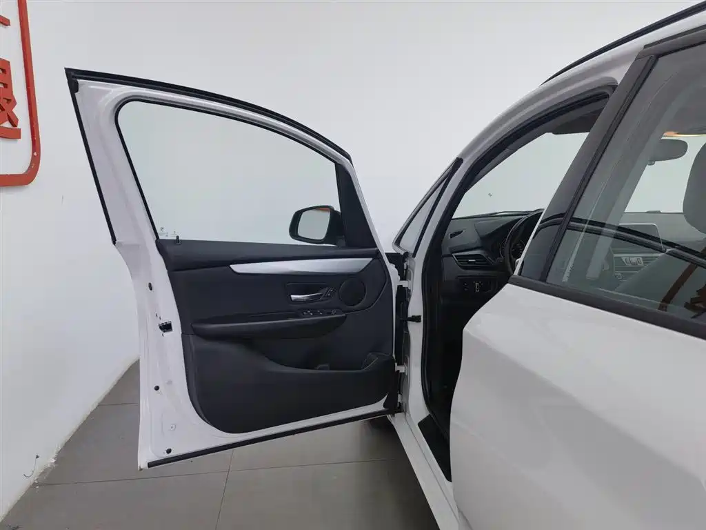BMW 2 Series Touring 2016 218i Leading фото 8