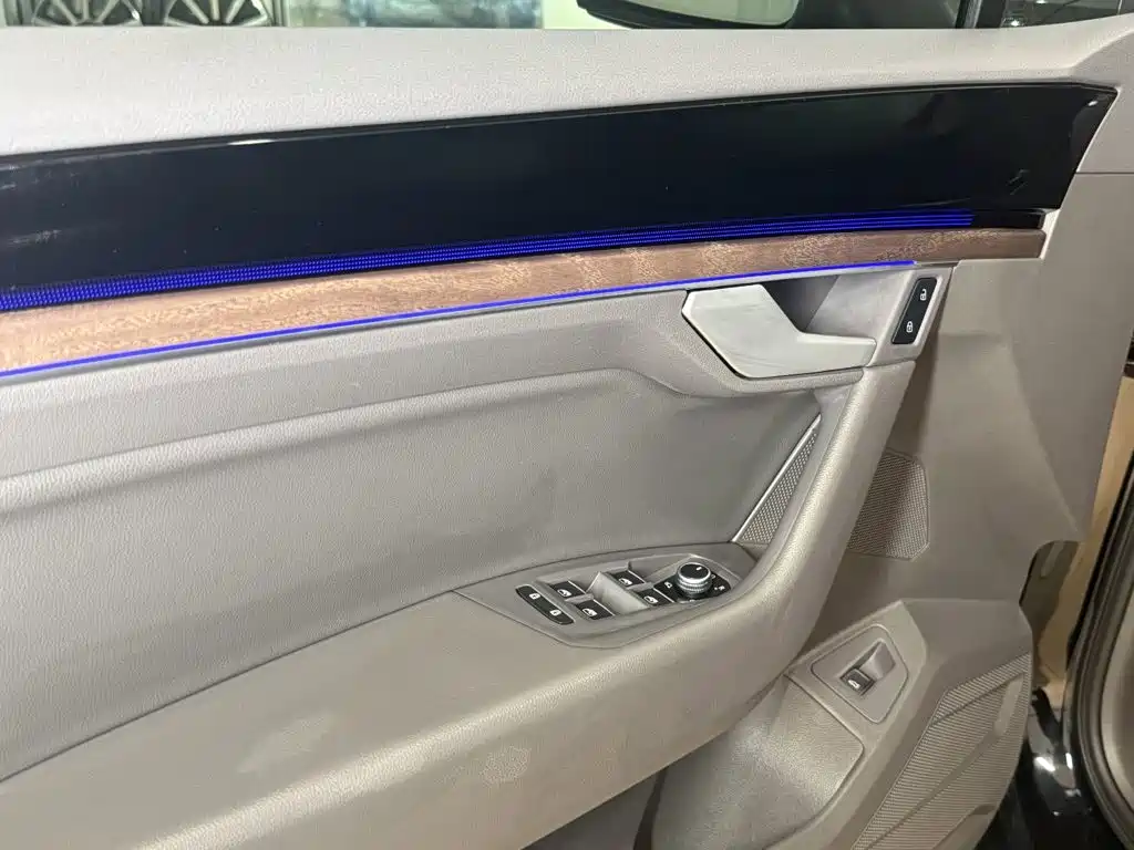 Фото 4 - Volkswagen Touareg