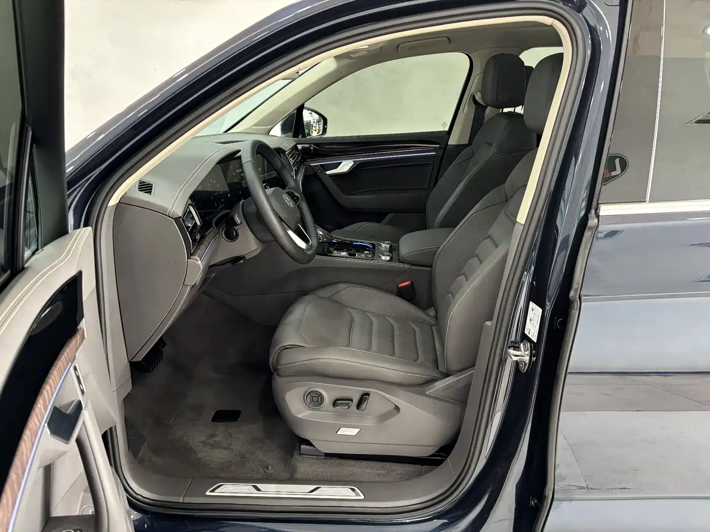 Volkswagen Touareg 2025 Facelift 2.0TSI RY Edition фото 12