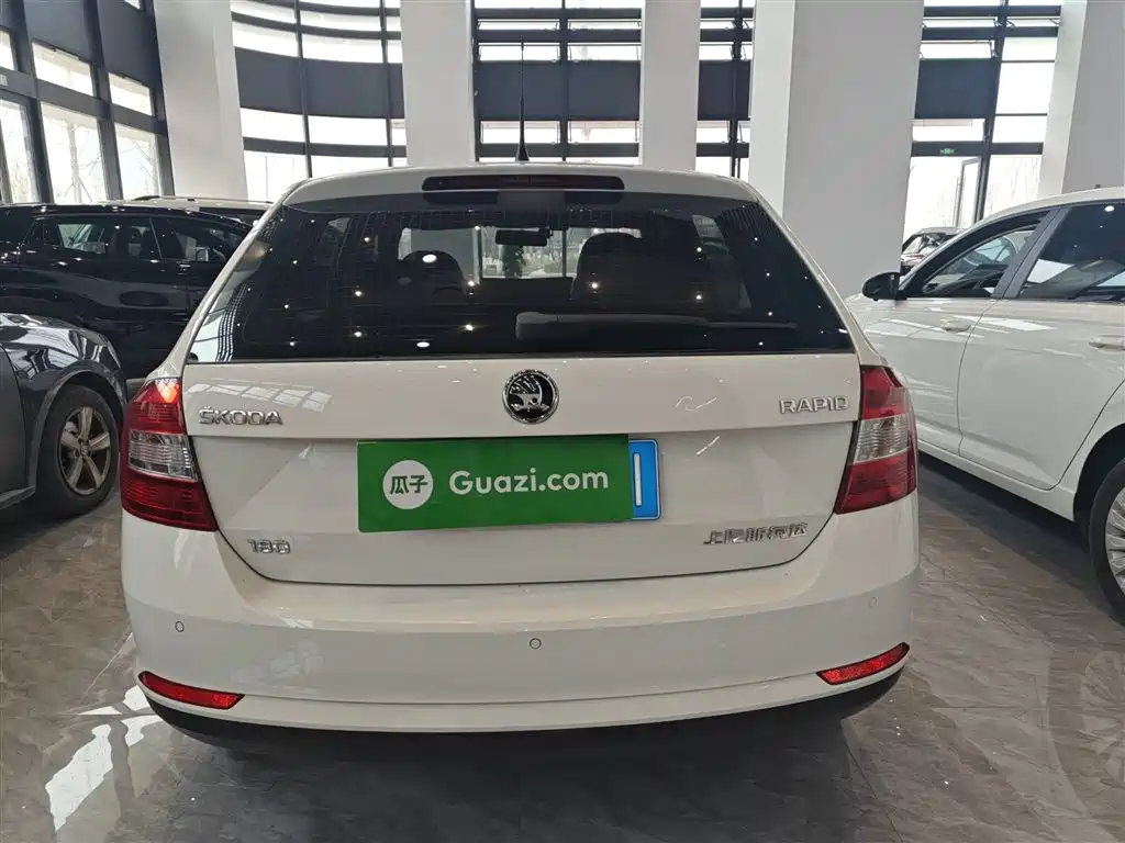 Škoda Skoda Rapid Spaceback 2016 1.6L Manual Pioneer Edition фото 4