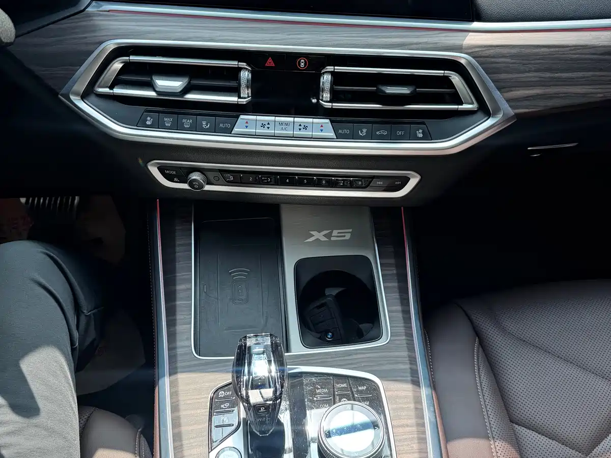 BMW X5 2022 Model xDrive 40Li M Sport Package фото 17