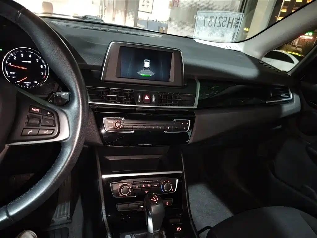 BMW 2 Series Touring 2018 218i Sport Line фото 10