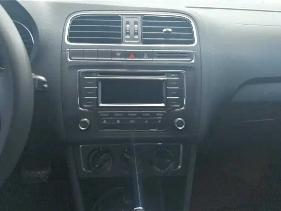 Volkswagen Polo 2014 1.6L Automatic 30th Anniversary Edition фото 13