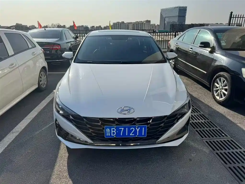 HYUNDAI ELANTRA