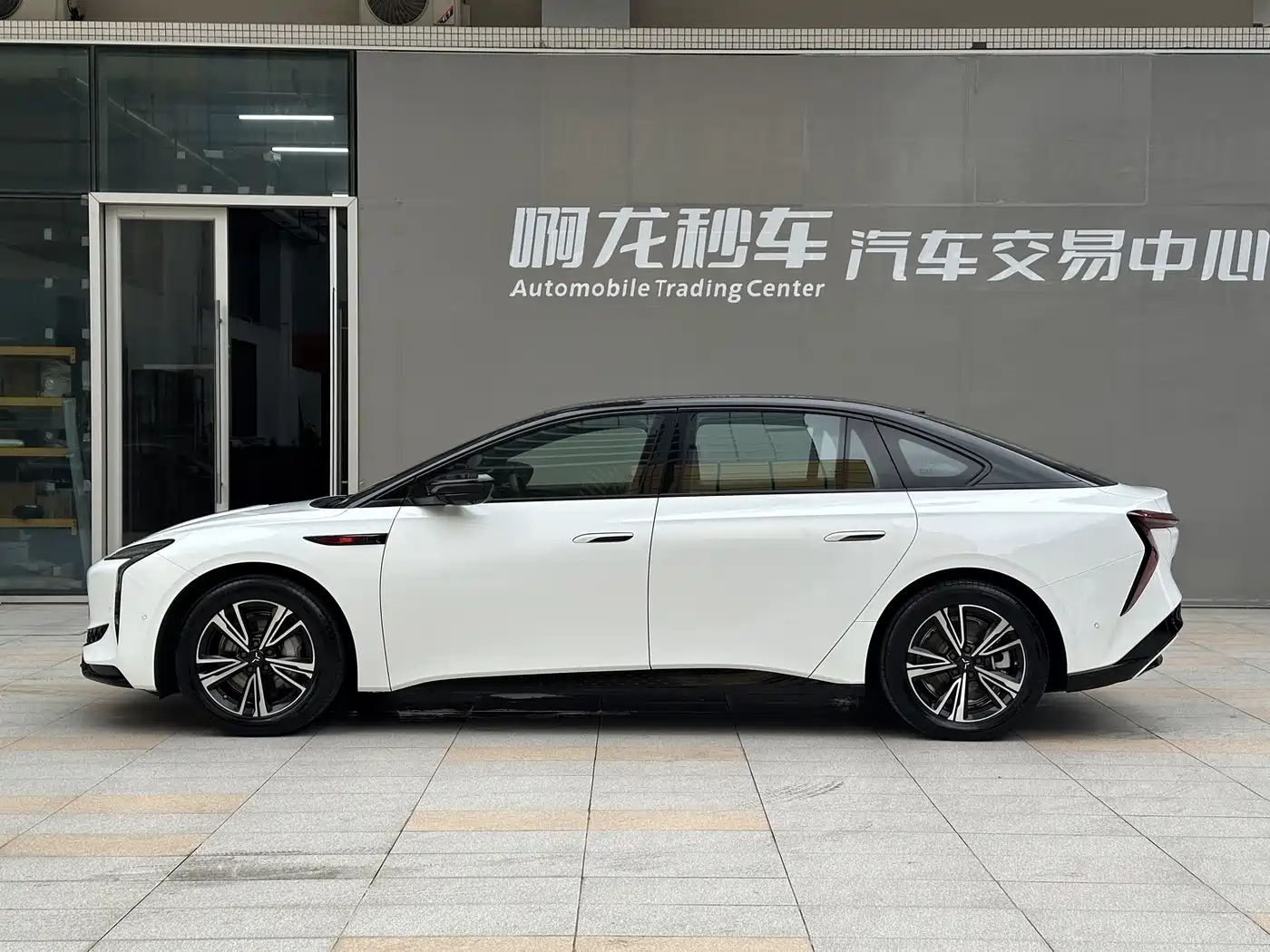 Hongqi EH7 2024 820 Pro Glory Edition фото 17