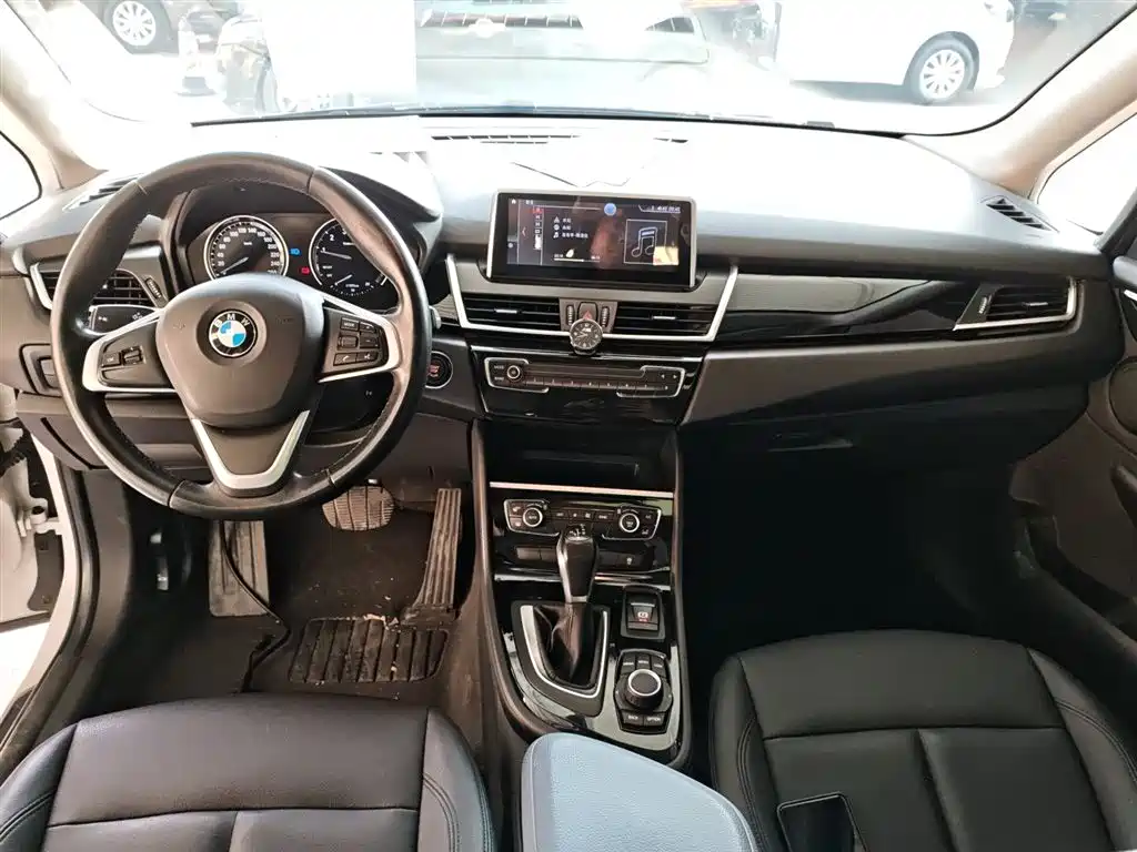 BMW 2 Series Touring 2018 218i Luxury Line фото 7