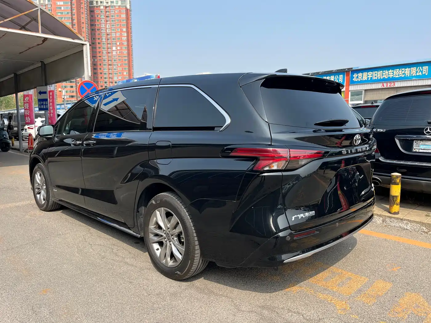 Toyota Sienna 2024 2.5L Hybrid 4WD Premium Edition фото 6