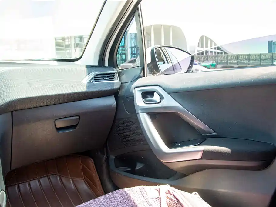 Peugeot 2008 2014 1.6L Automatic Trend Edition фото 18