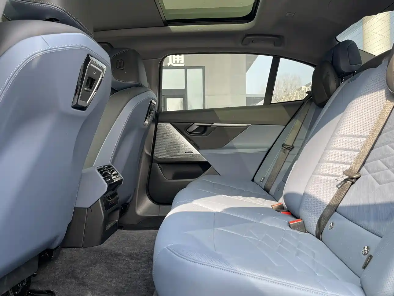BMW i5 2024 eDrive 35L Premium Model M Sport Package фото 5