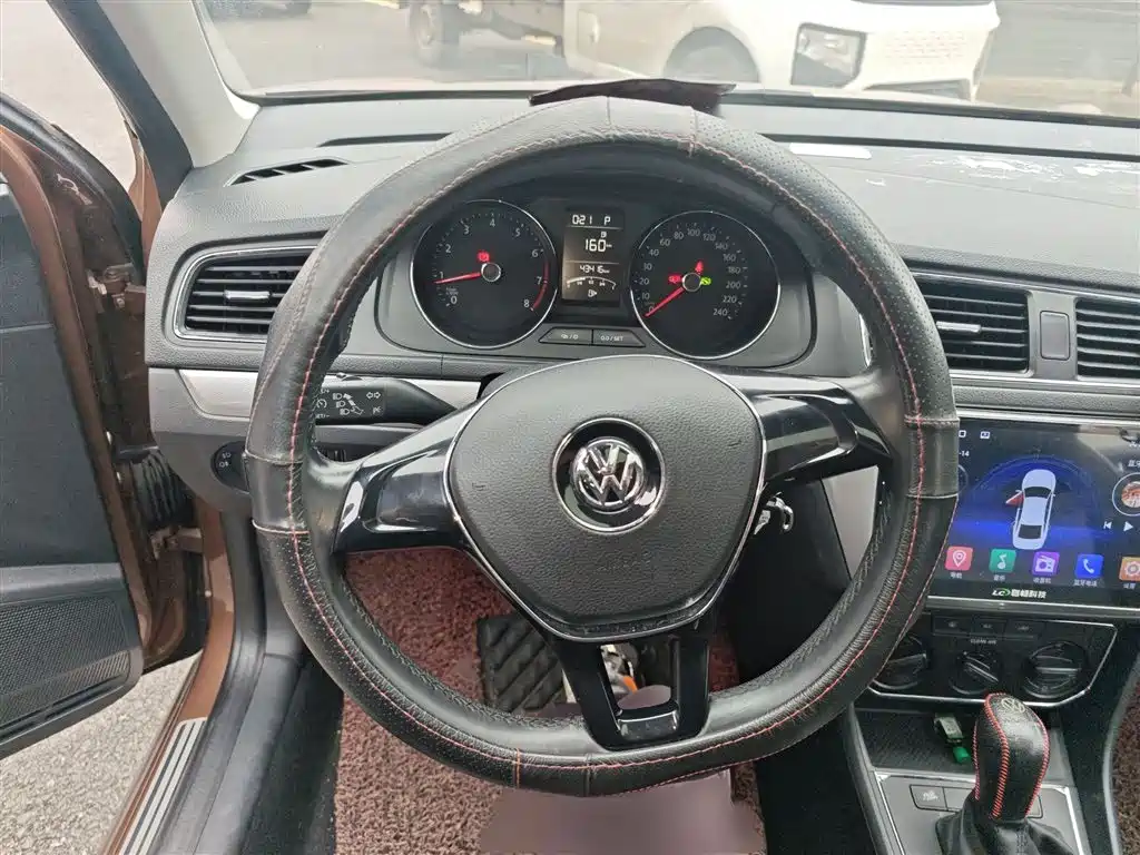 Volkswagen Lavida Tour 2015 1.6L Automatic Comfort Edition фото 3