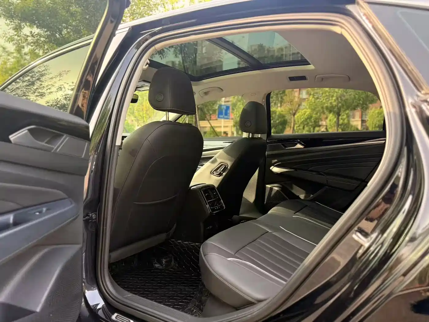 Volkswagen Passat 2023 330TSI Starlight Elite Edition фото 15