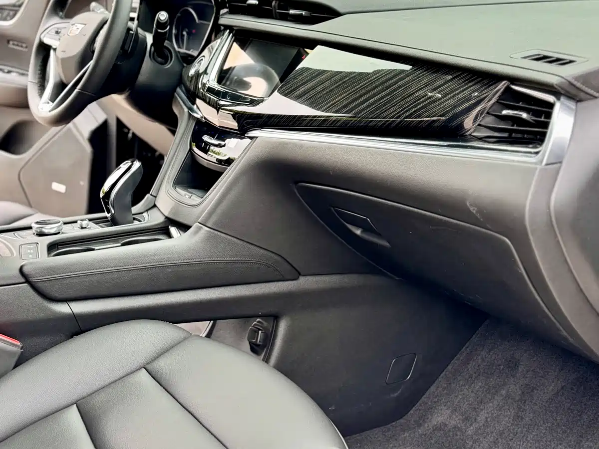 CADILLAC XT6
