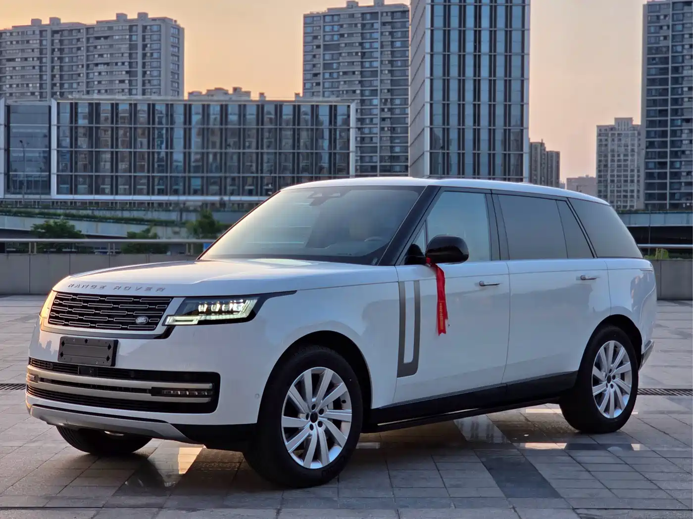 Land Rover Range Rover 2025 3.0 L6 400PS Flourishing Era Extended Wheelbase