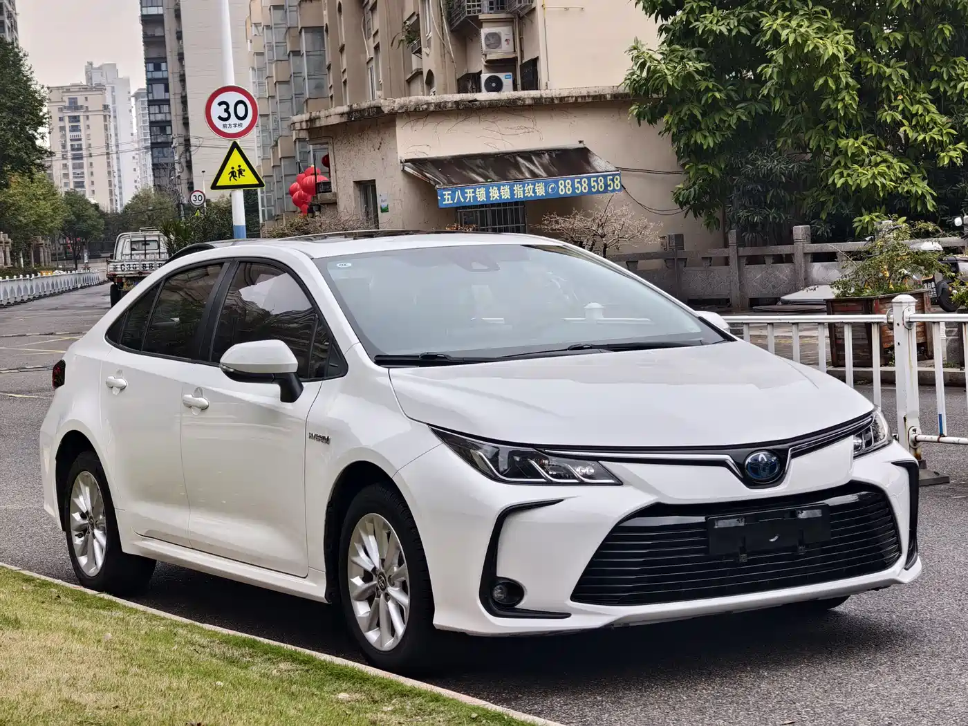 Toyota Corolla 2022 Hybrid 1.8L E-CVT Pioneer Edition фото 3