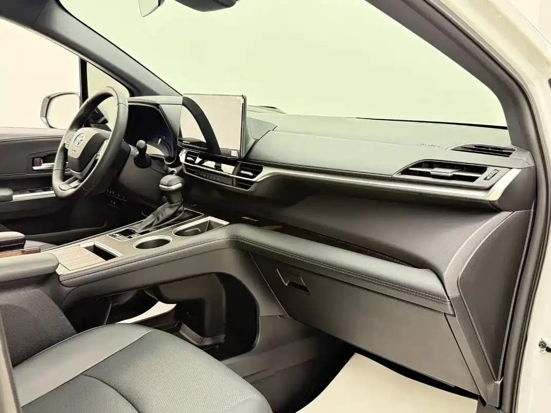 Toyota Granvia 2024 2.5L Hybrid Premium PLUS 4WD Edition фото 17