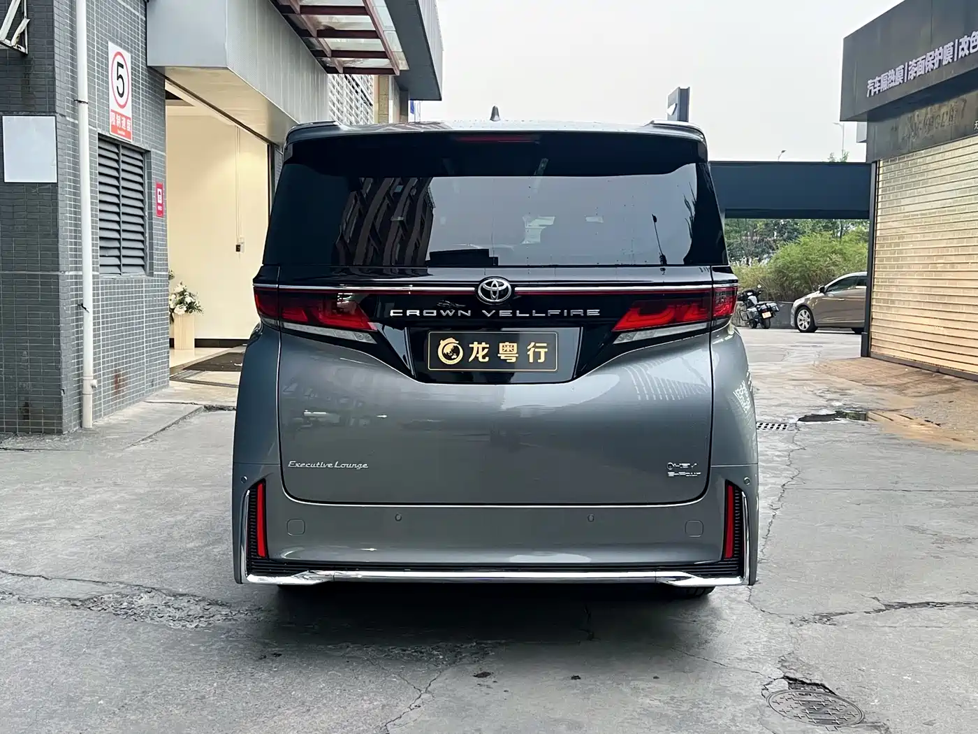 Toyota Vellfire 2024 Crown Hybrid 2.5L Executive Premium Edition фото 4