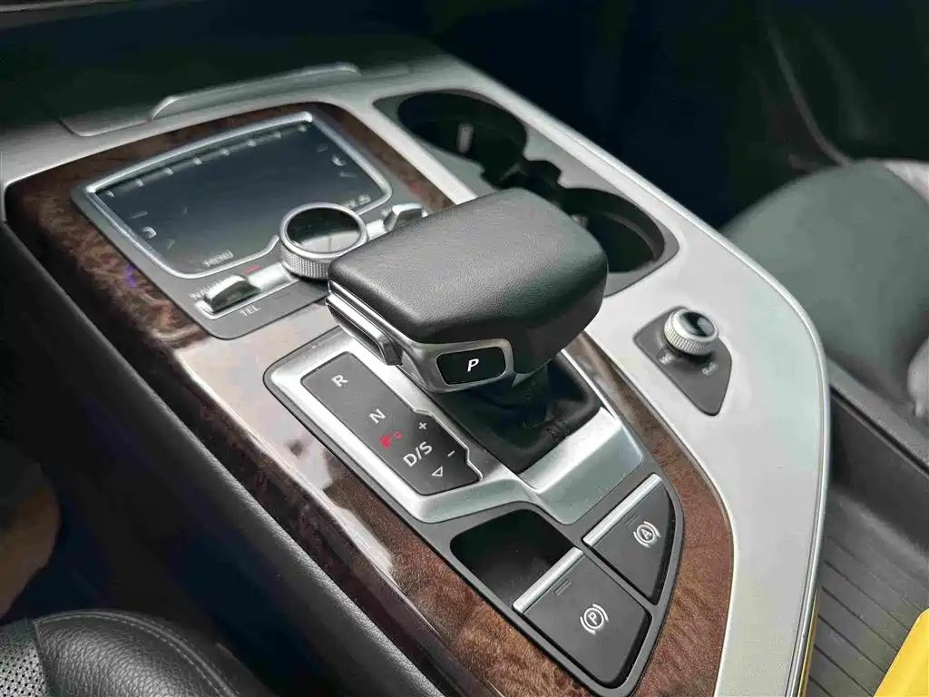 Фото 14 - Audi Q7