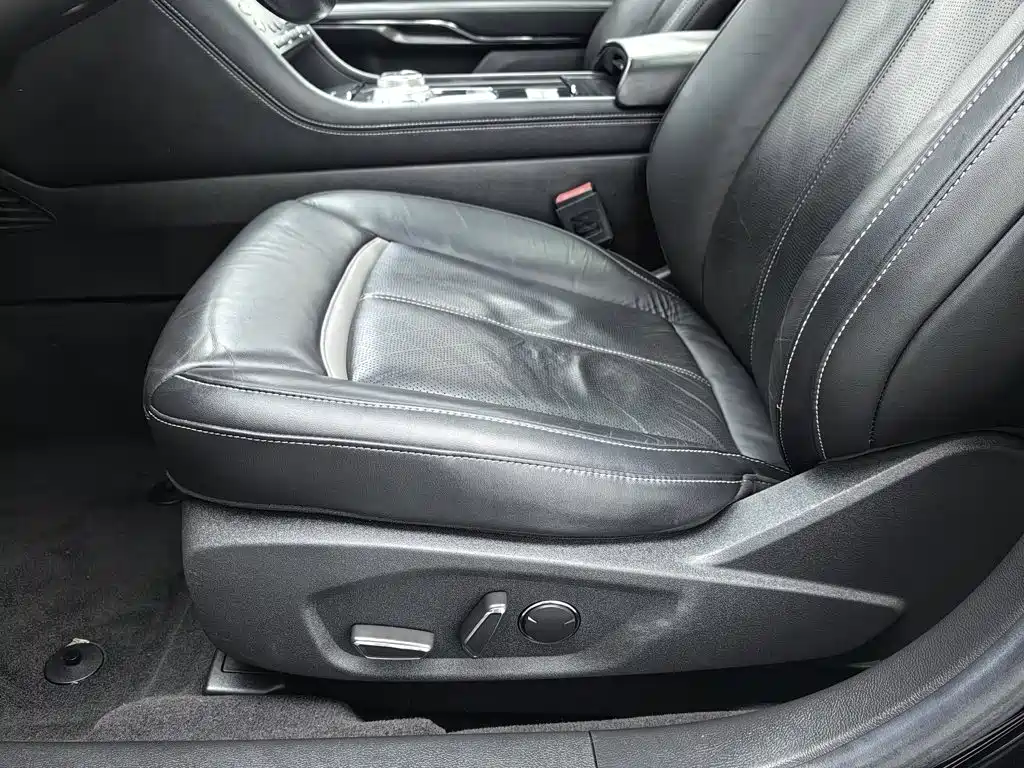 Photo 20 - Ford Taurus