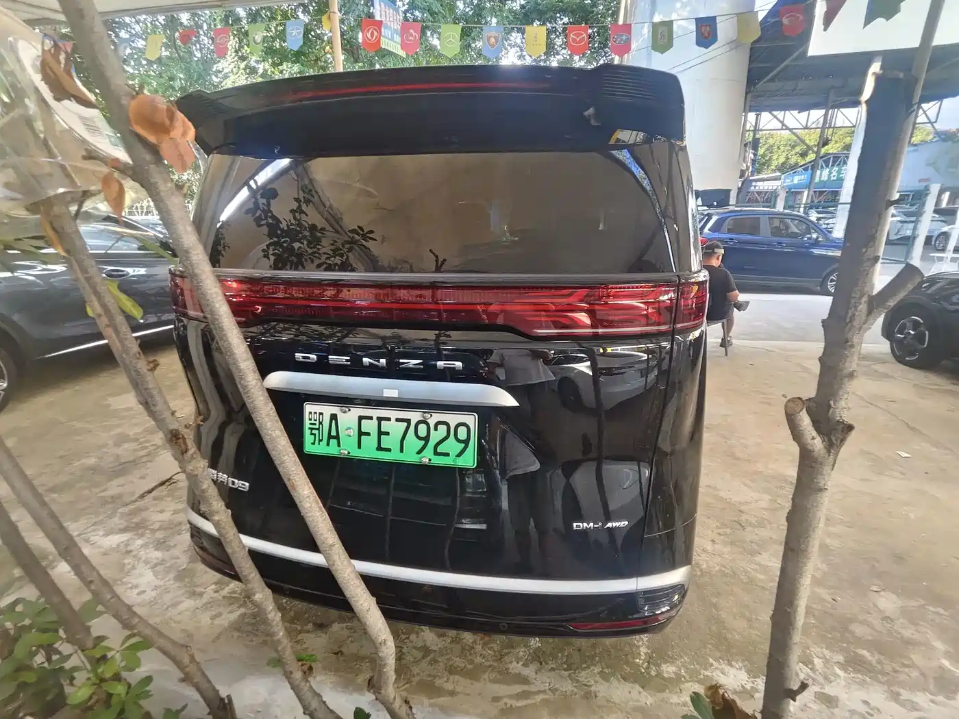 Denza D9 2023 2024 DM-i 980 AWD Premium